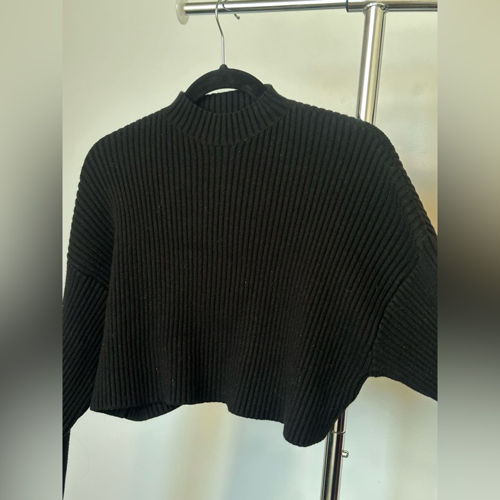 Mable Fenne Ribbed Cropped Sweater (size large!) - Picture 4 of 7